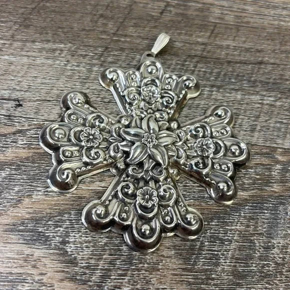 Vintage 1974 Reed & Barton Sterling Silver Christmas Cross - Picture 2 of 8